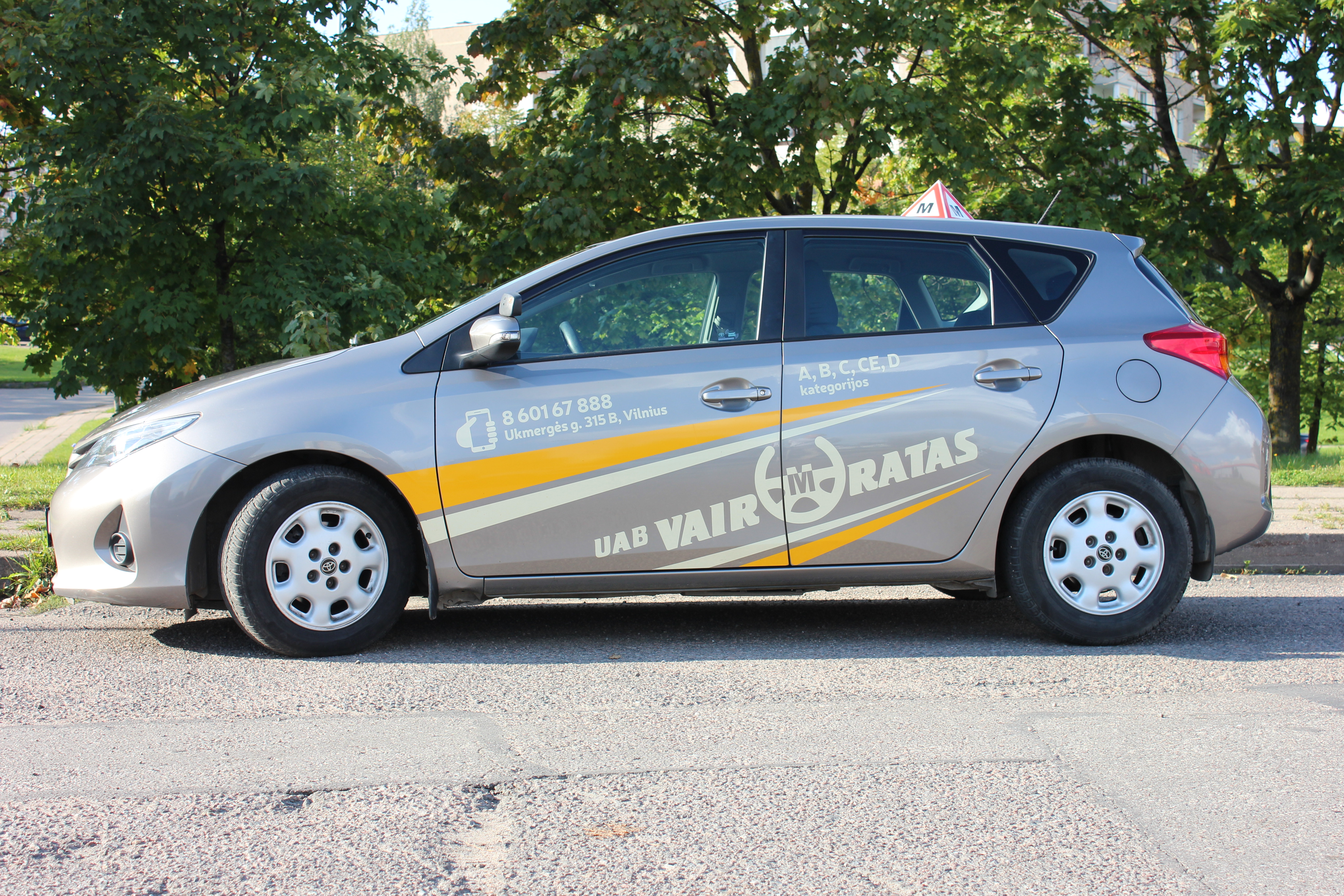Vairavimo mokyklos Vilniuje „Vairo Ratas“ Toyota markės automobilis